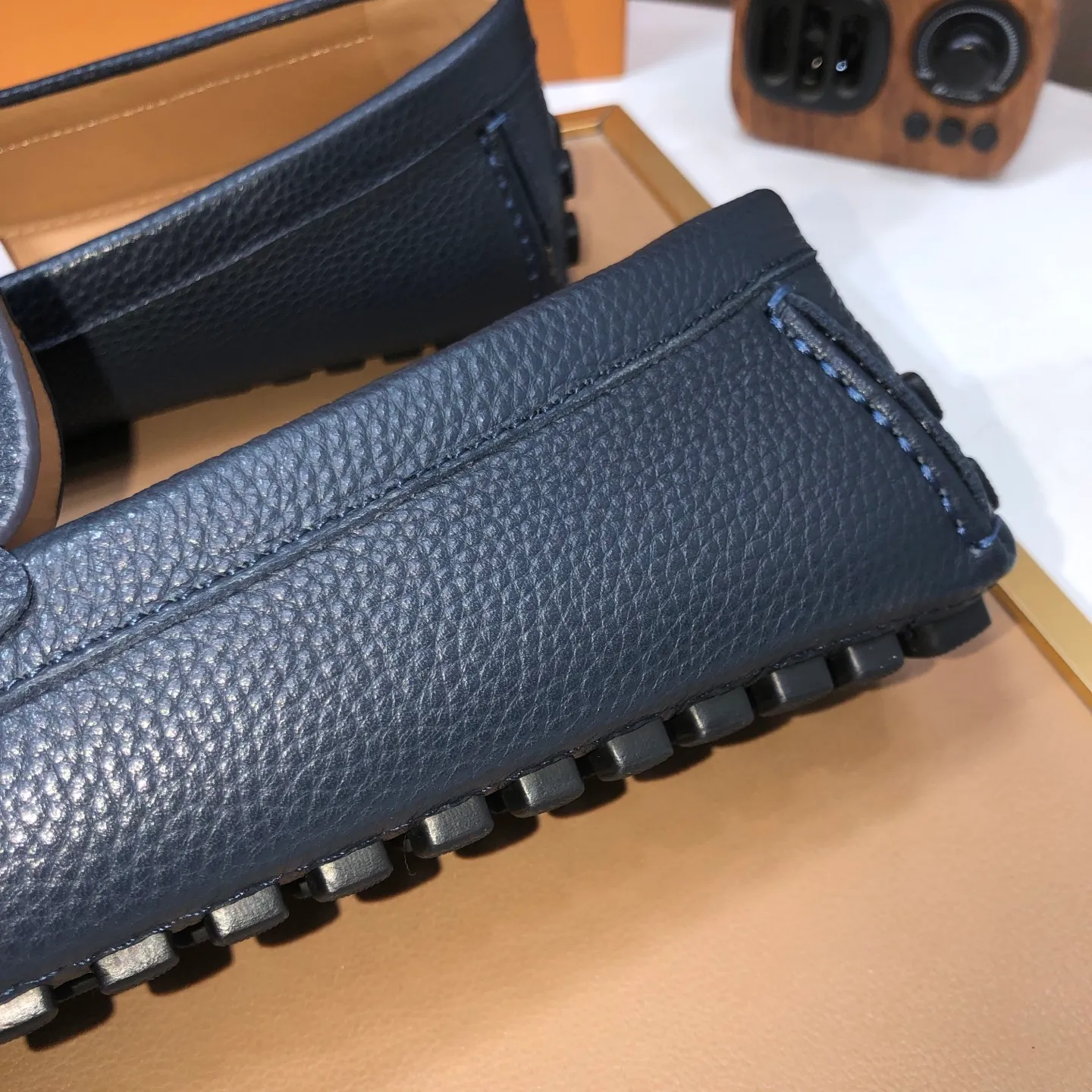 Men's men's shoes 💰420💰 [LV Doudou shoes] (water-dyed cowhide lining) new model is on the market, available on the official website. The new Doudou shoes are processed into single-color materials, and the uppers are made of imported cowhide material. The body of the shoe is fully hemmed with mark thread, and is lined with imported original cowhide leather. The elegant shoe shape is super suitable for all-matching, and the size is 38-44.